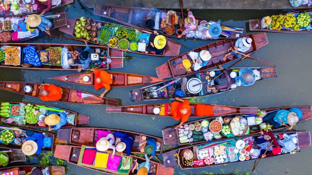 Mercato galleggiante di Damnoen Saduak in Thailandia, vista dall'alto